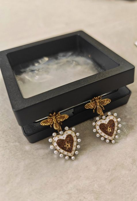 Kolczyki z muszkami i sercami  w stylu Dior