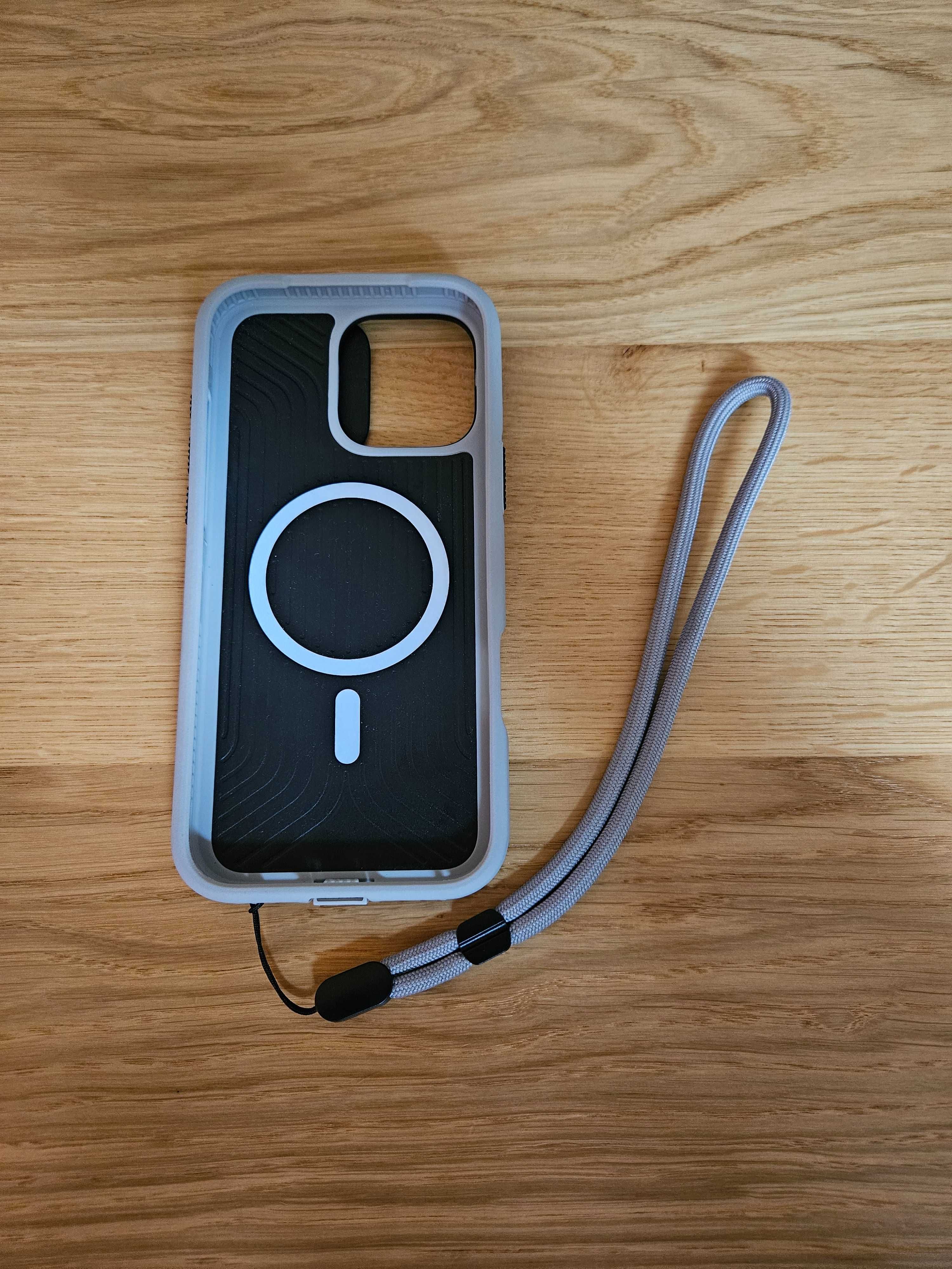 Etui Tech21 EvoMax iPhone 16 Pro Max z zaślepką na aparat.