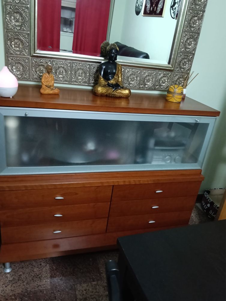 Movel de sala com mesa e cadeiras e espelho