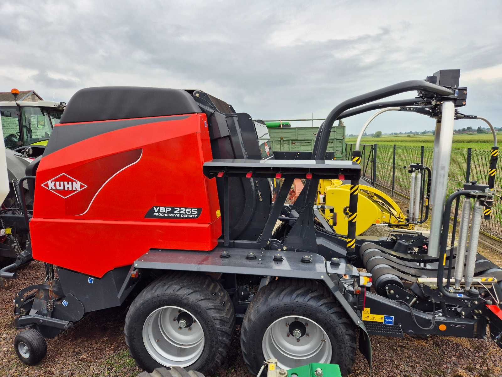 Kuhn VBP 2265 Prasoowijarka OptiCut 23 noże sianokiszonki z Niemiec