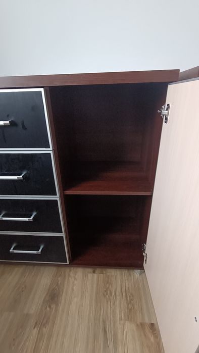 Komoda brązowo- biała 100 cm wysokości