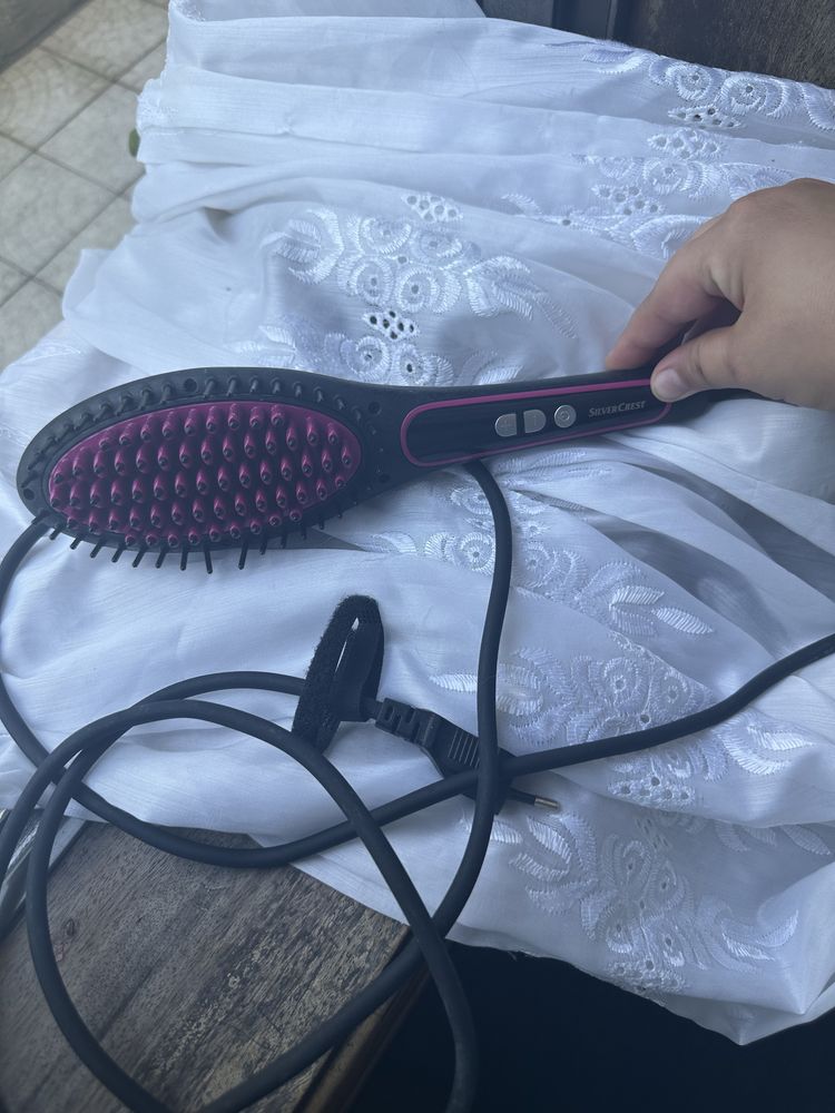 Escova de alisar o cabelo e pentiar