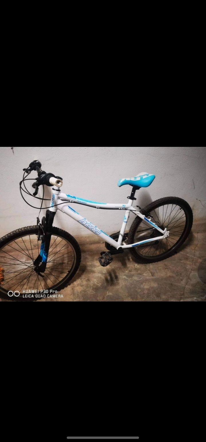 Bicicleta azul e branca de montanha