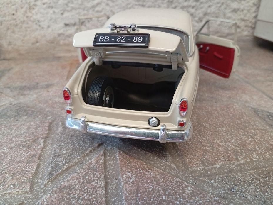 1/18 miniatura Volvo 121 Amazon