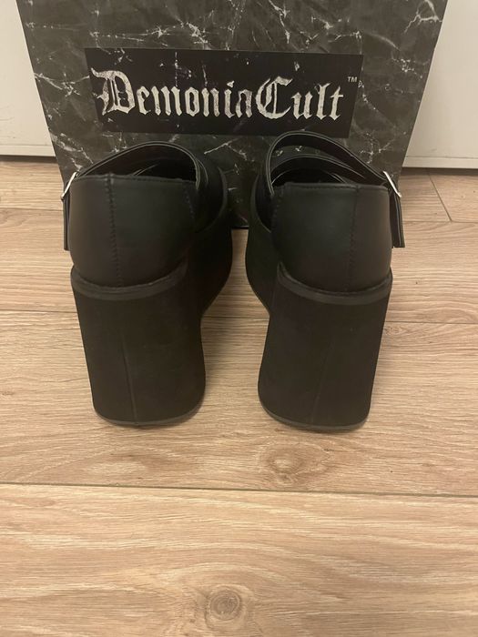 Buty demonia kera