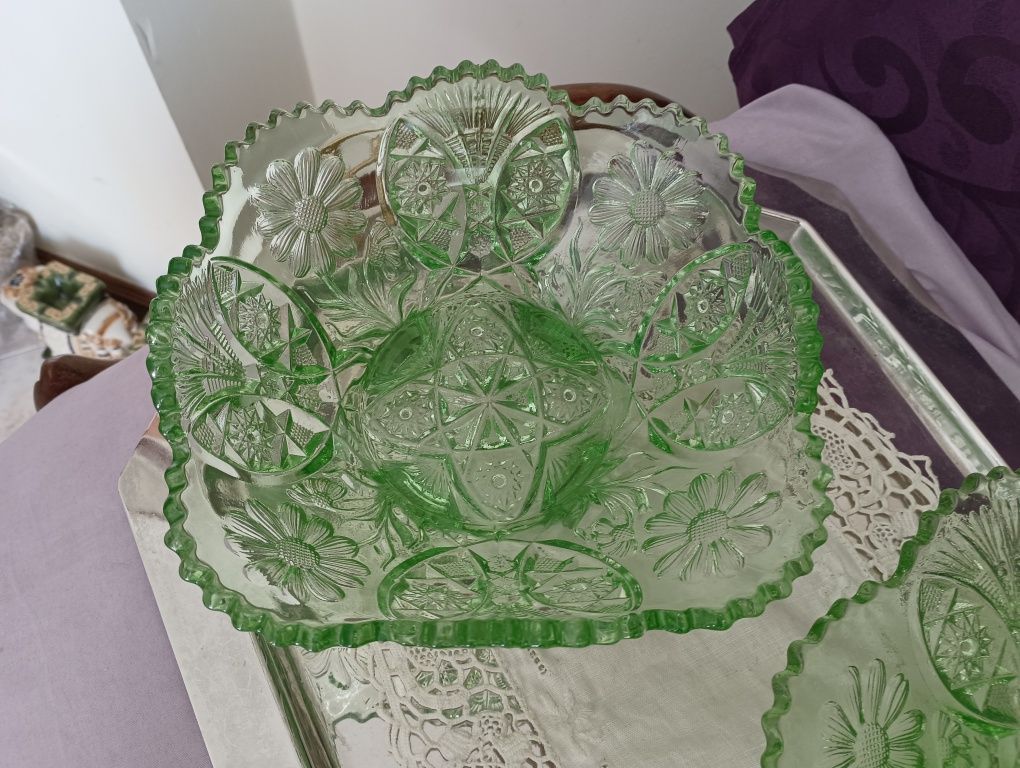 Saladeira e prato grande, com pés, em vidro antigo, verde  trabalhado