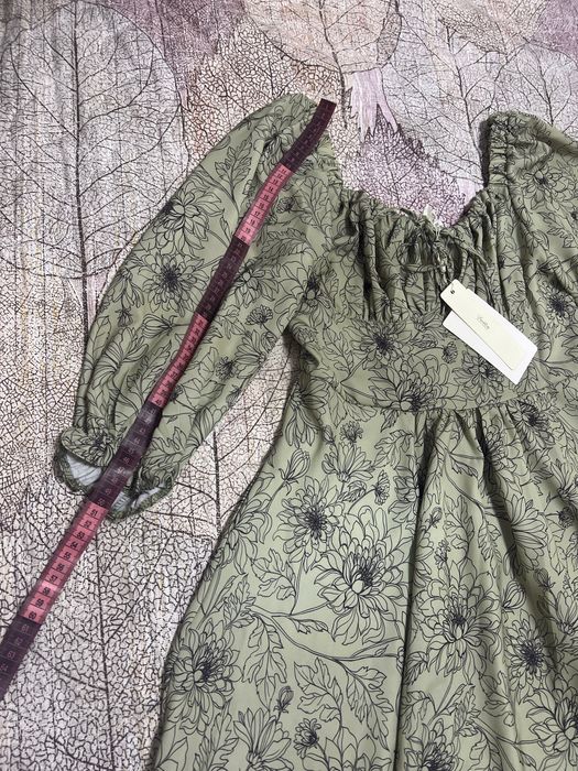 Платя з гарним декольте та резинкою на спині