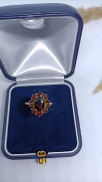 Śliczny pierścionek z granatami ze złota, złoto pr 333, certyfikat