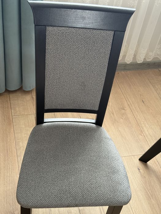 Stół z krzesłami. 145x110