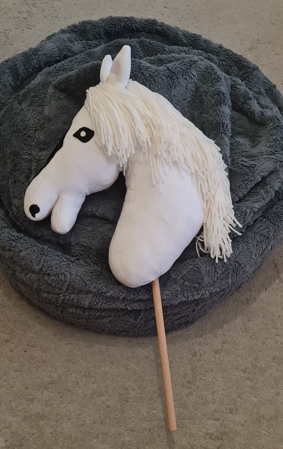 Konik hobby horse biały z czarną łatką