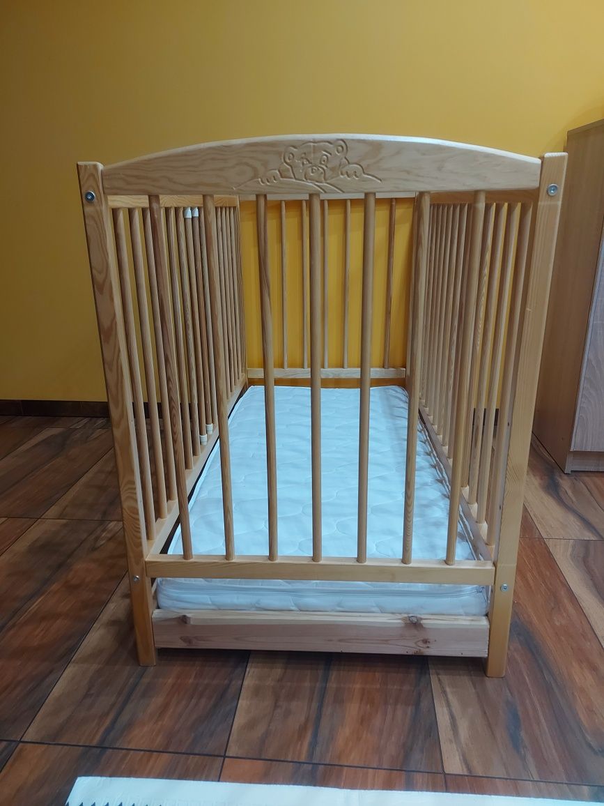 Łóżeczko z materacem i baldachimem stan idealny