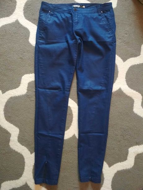 spodnie woskowane błękitne śliczne piękne zamki na nogawkach