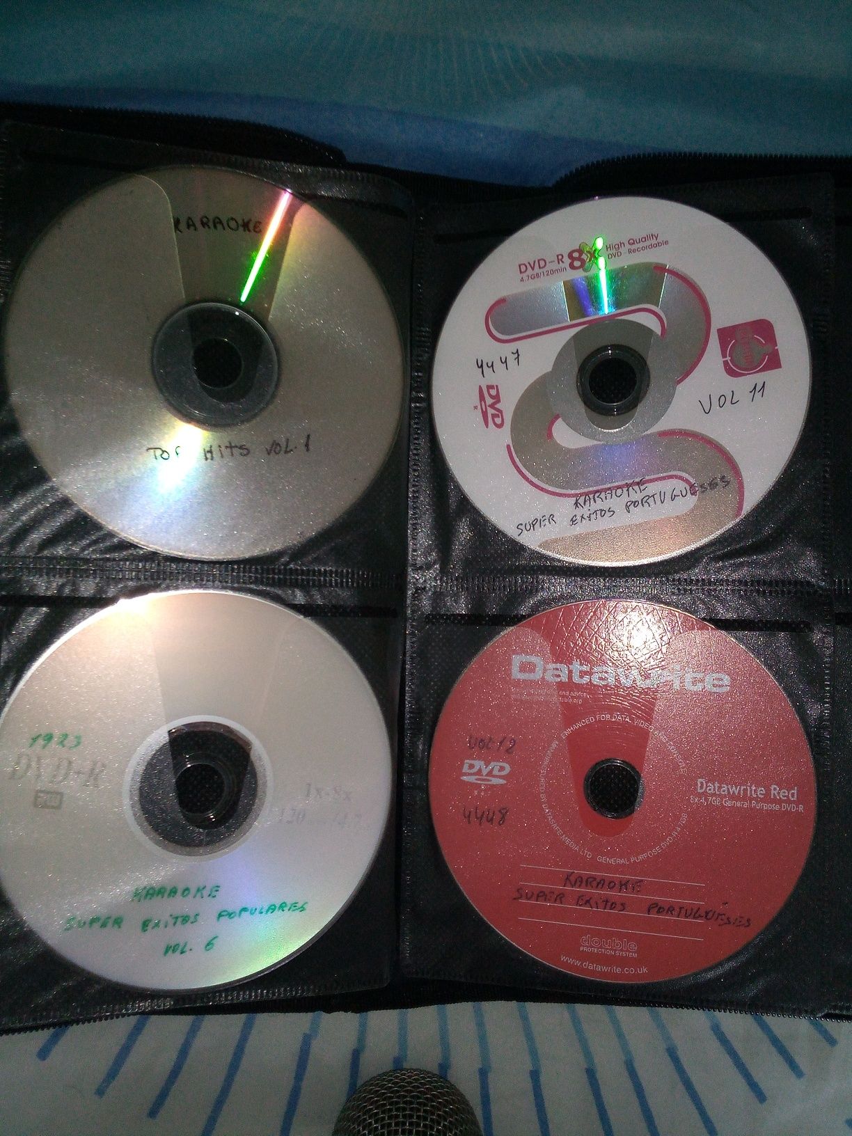Microfone e DVDs de karaoke e musicais