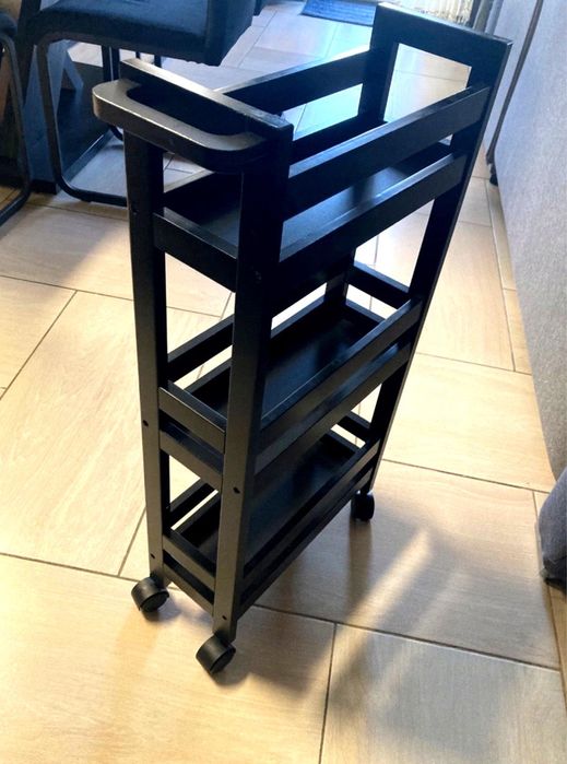 Regał łazienkowy czarny na kółkach – wąski, mobilny, 3 półki