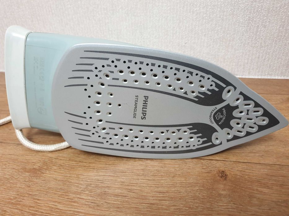 Philips Azur 2600W — якісна праска з паровим ударом 180г