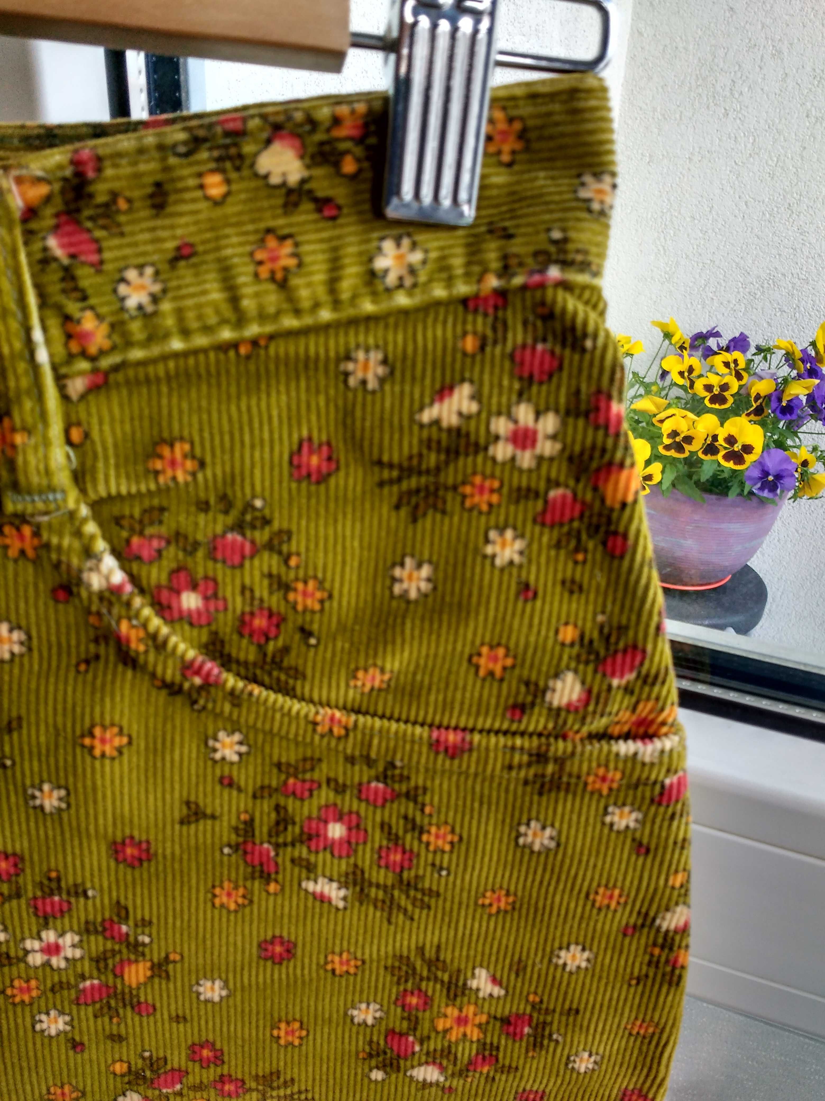 Sztruksowa spódnica mini w kwiatki – rozmiar 27