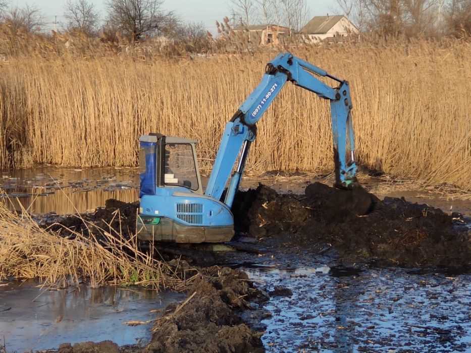 Чистимо берег від комишу, копаємо ставки, заходи для човнів,  катерів