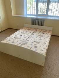 Кровать 2-х спальная + столик , возможна доставка