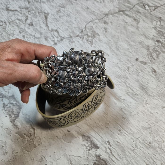 Pasek damski z ozdobną klamrą