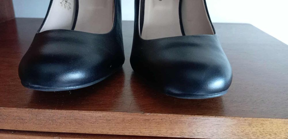 Sapatos pretos de tacão, em couro, tamanho 39