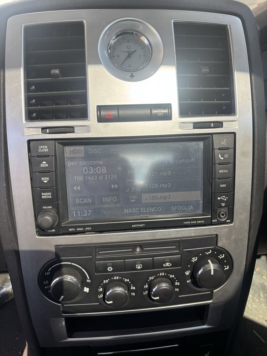 Chrysler 300c Автомагнитола.