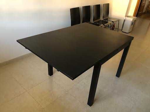 Cama solteiro e mesa de sala com cadeiras