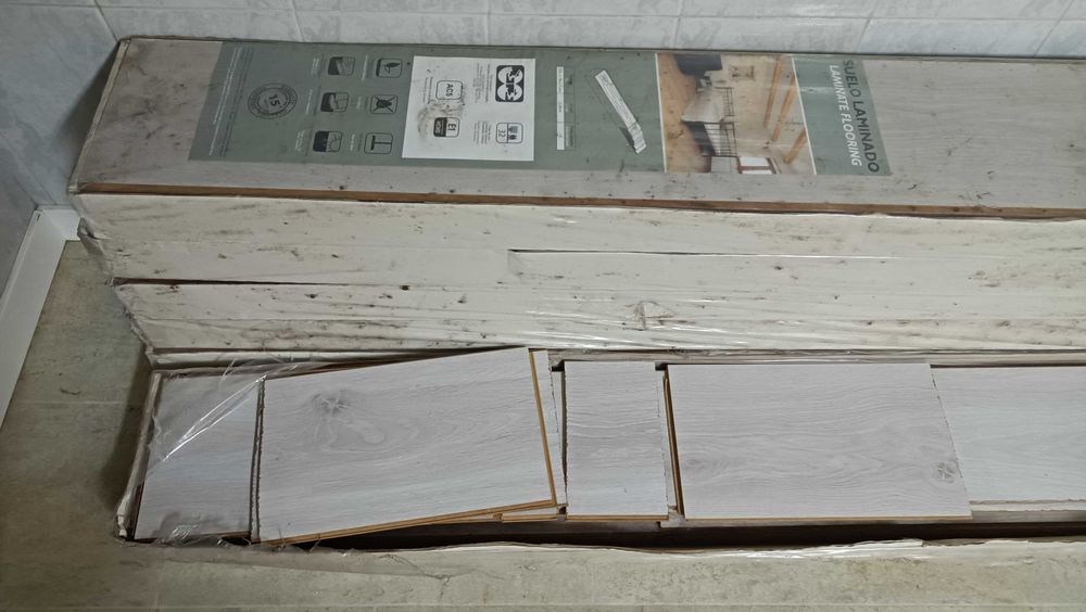 Placas de Pavimento flutuante laminado branco - 18 m2