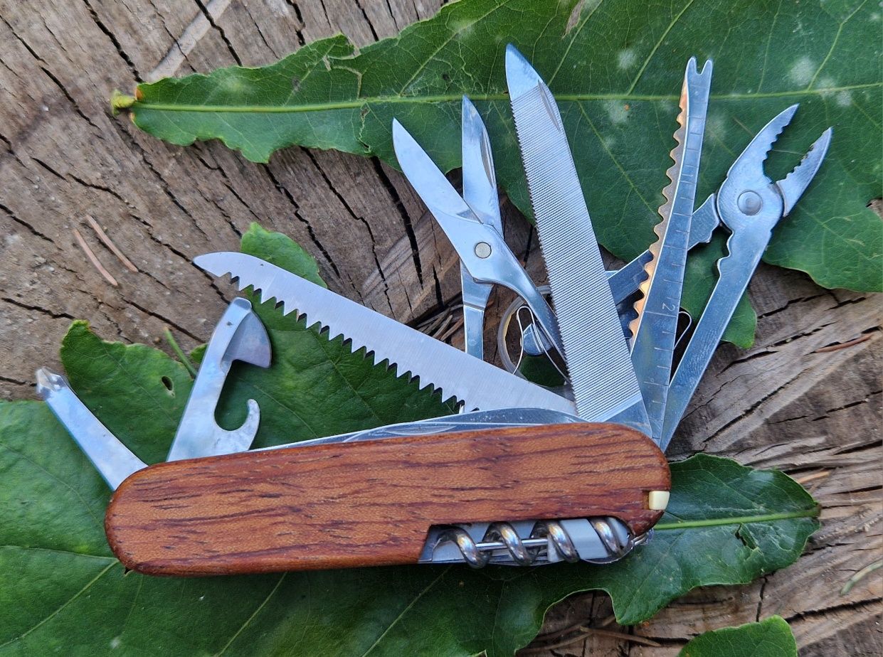 Scyzoryk Victorinox Swiss Champ Wallnut Wood multitool
