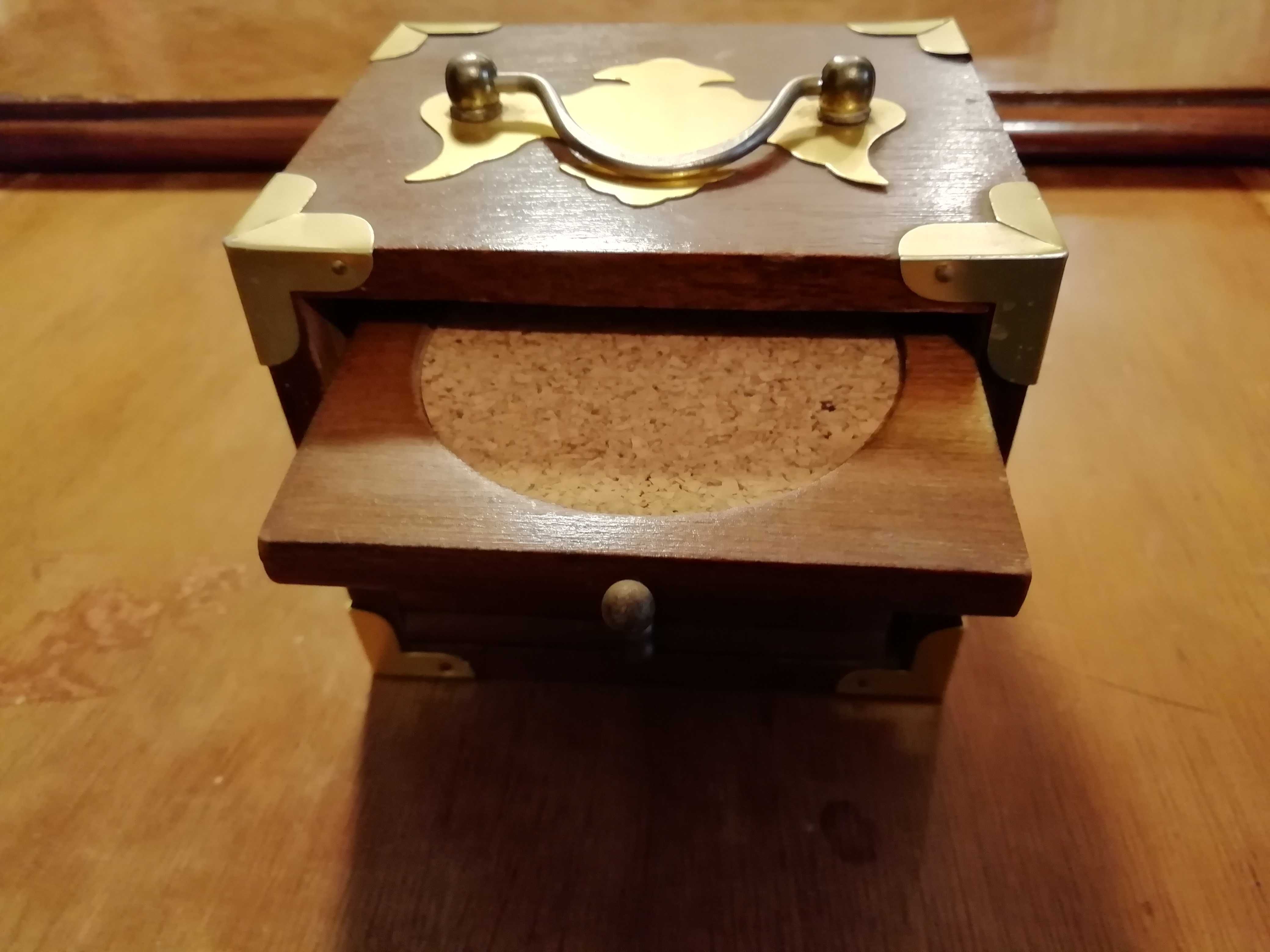 Caixa em madeira vintage, com bases para copos