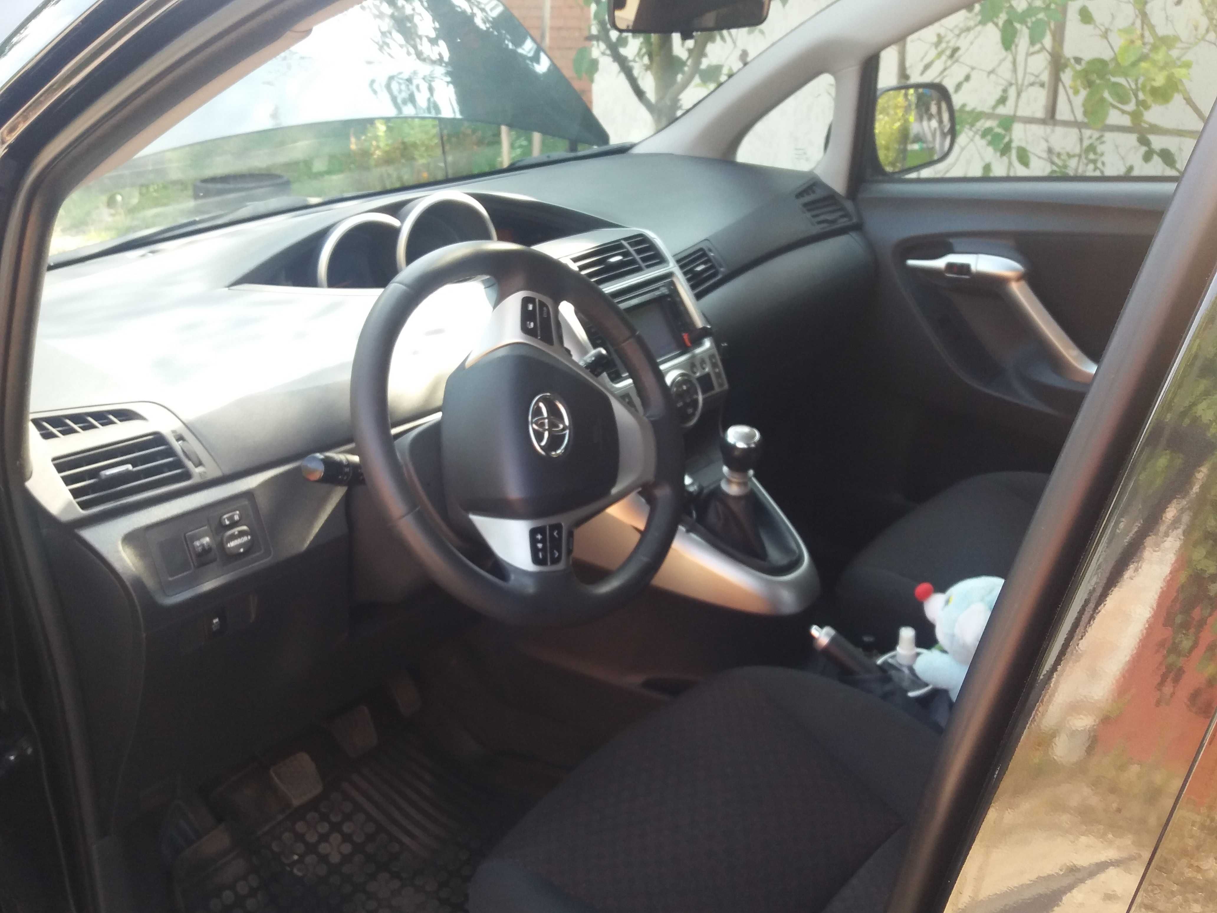 Проадам автомобіль Toyota Verso