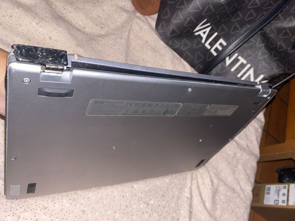 Acer com carregador – Vende-se para peças (funciona bem, ecrã solto)
