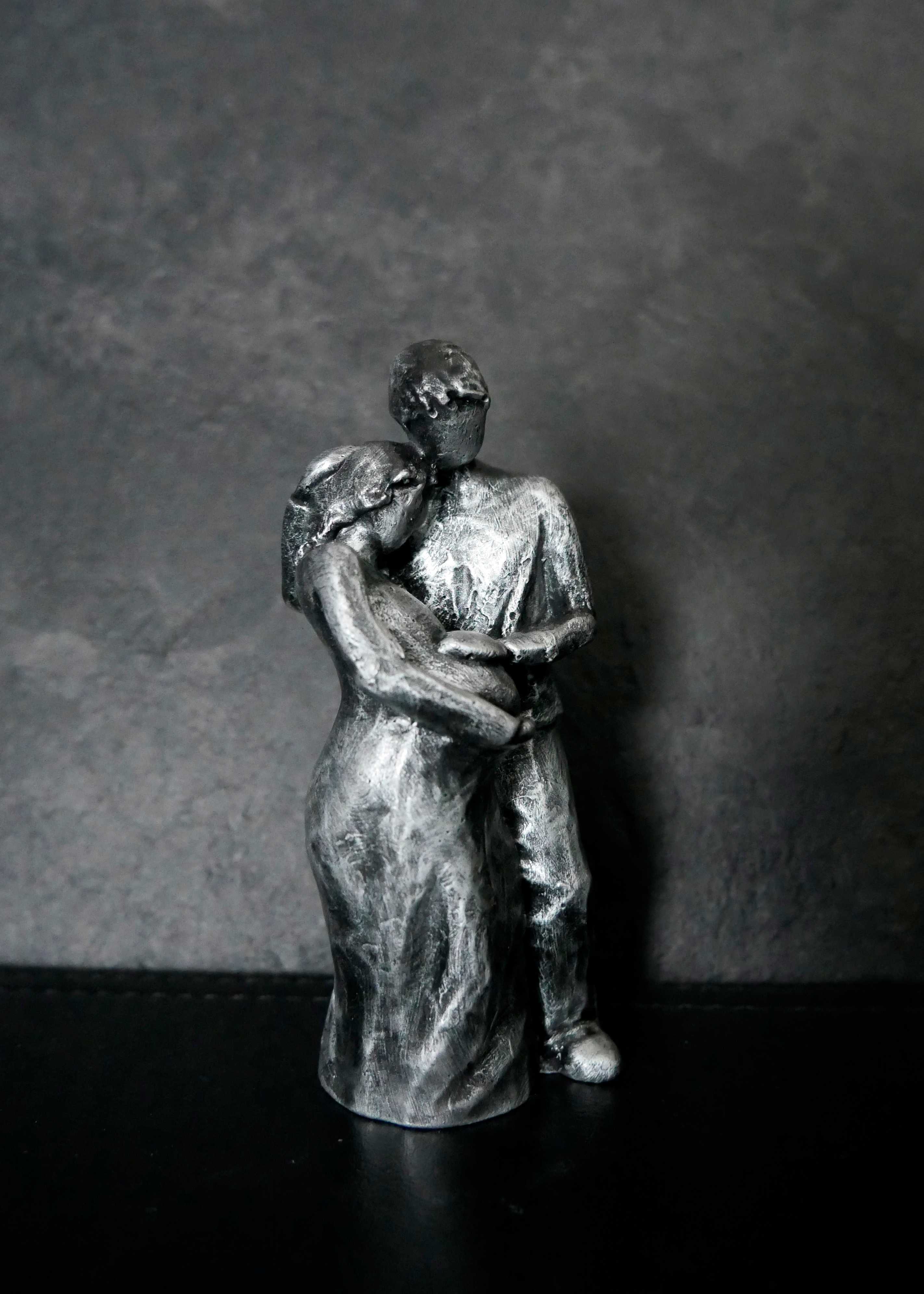 Rzeźba z gipsu, Rodzina, srebrna, wys. 10,3 cm