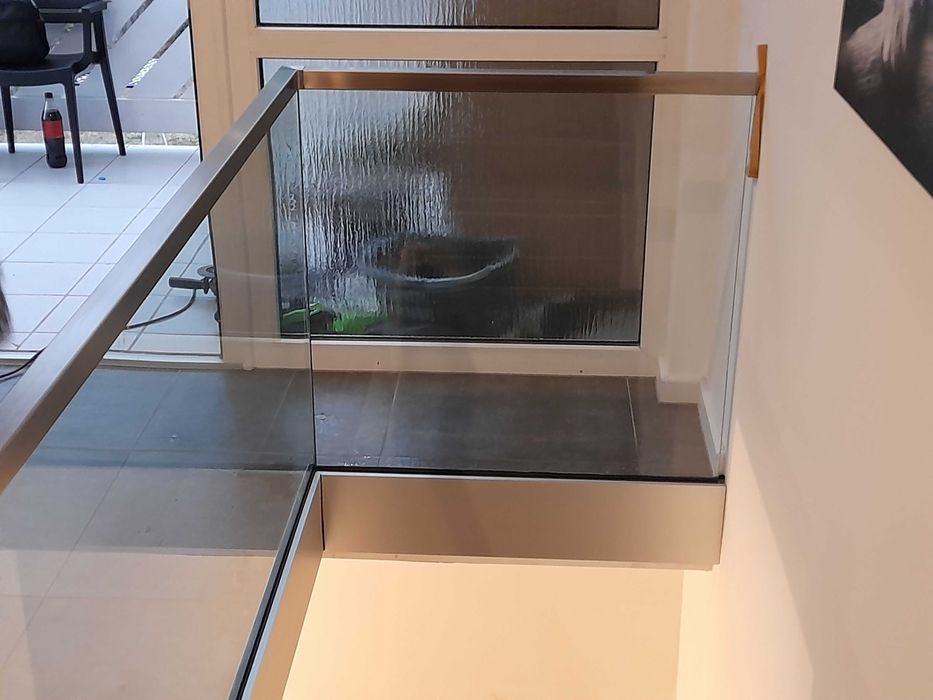 Szklo do balustrady 8.8.2 , 2100mm dlugosc i 1000mm wysokosc sprzedam.