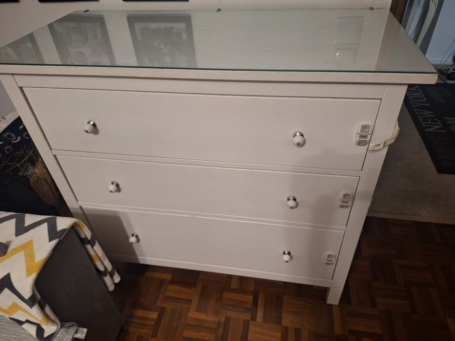 Cómoda HEMNES (IKEA)
