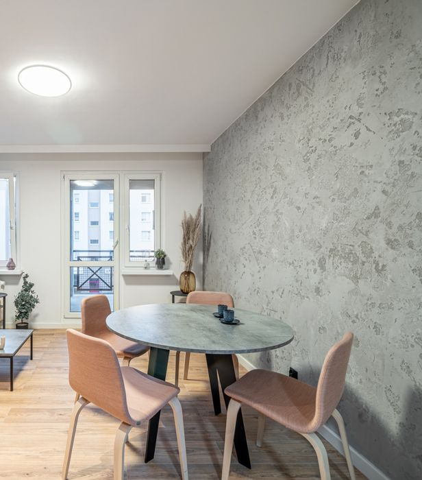 Nowoczesny stół loft krzesła Fameg brudny róż