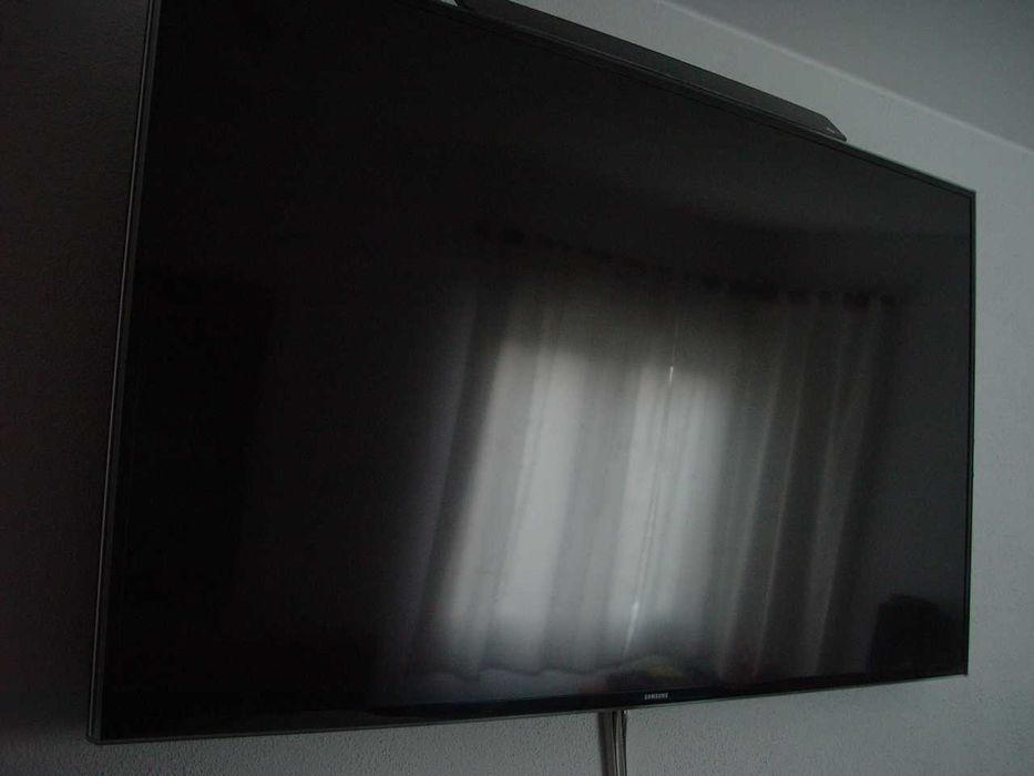 Smart tv Samsung de 48 polegadas.