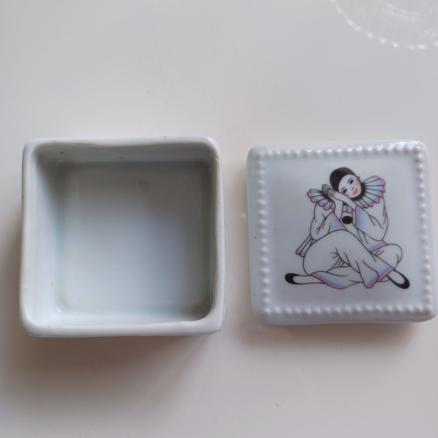 Puzderko szkatułka Arlekin porcelana sygnowana