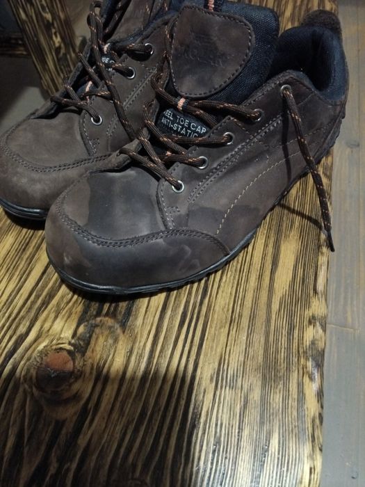 Продаю будівельні кросівки фірми TROJAN.