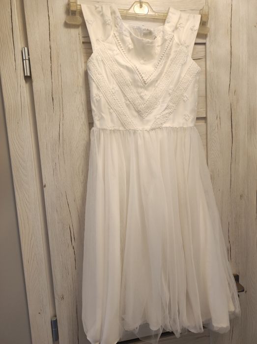 Biała sukienka krótki rękaw dłuższa 9-12 l Smyk