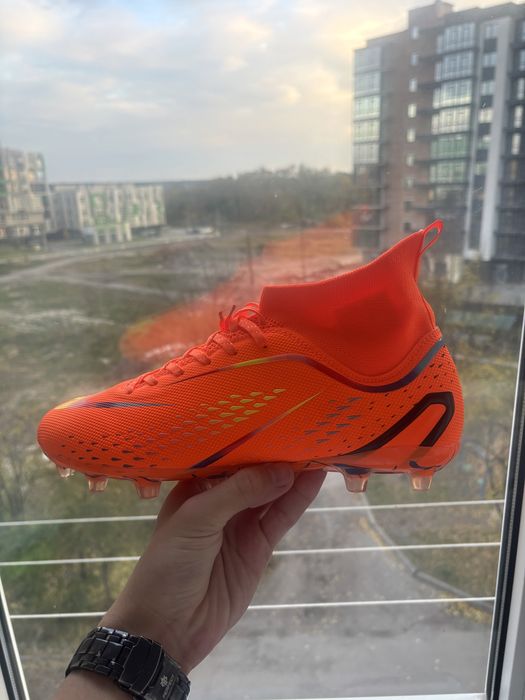 Футбольні бутси оранжеві