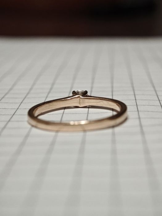 Золота каблучка, з діамантом, 585 проба.