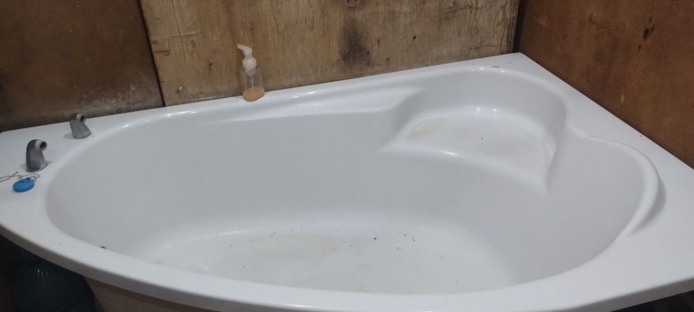 Продам б/у ванну  Kaliope кутова права 170*110. У доброму стані.