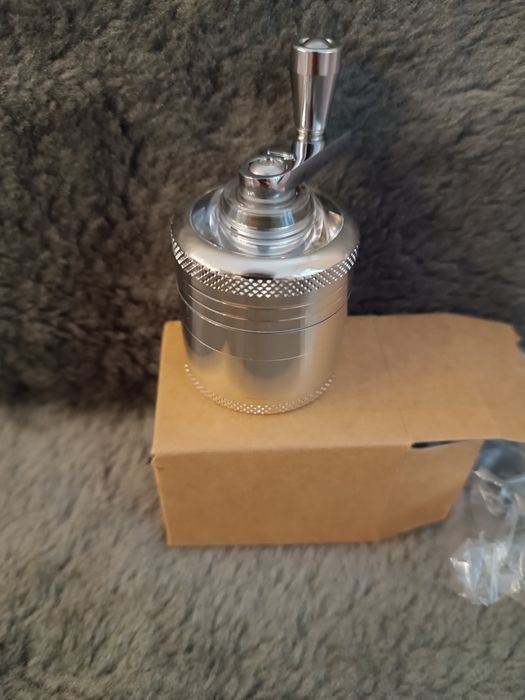 Młynek do ziół tytoniu zioła 4 warstwowy nowy stal nierdzewna