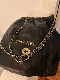 Mala Chanel 22 em couro preto