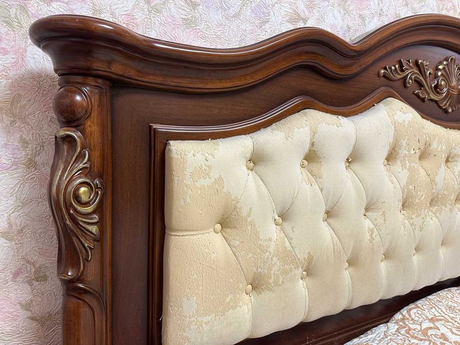 Двоспальне дерев'яне ліжко