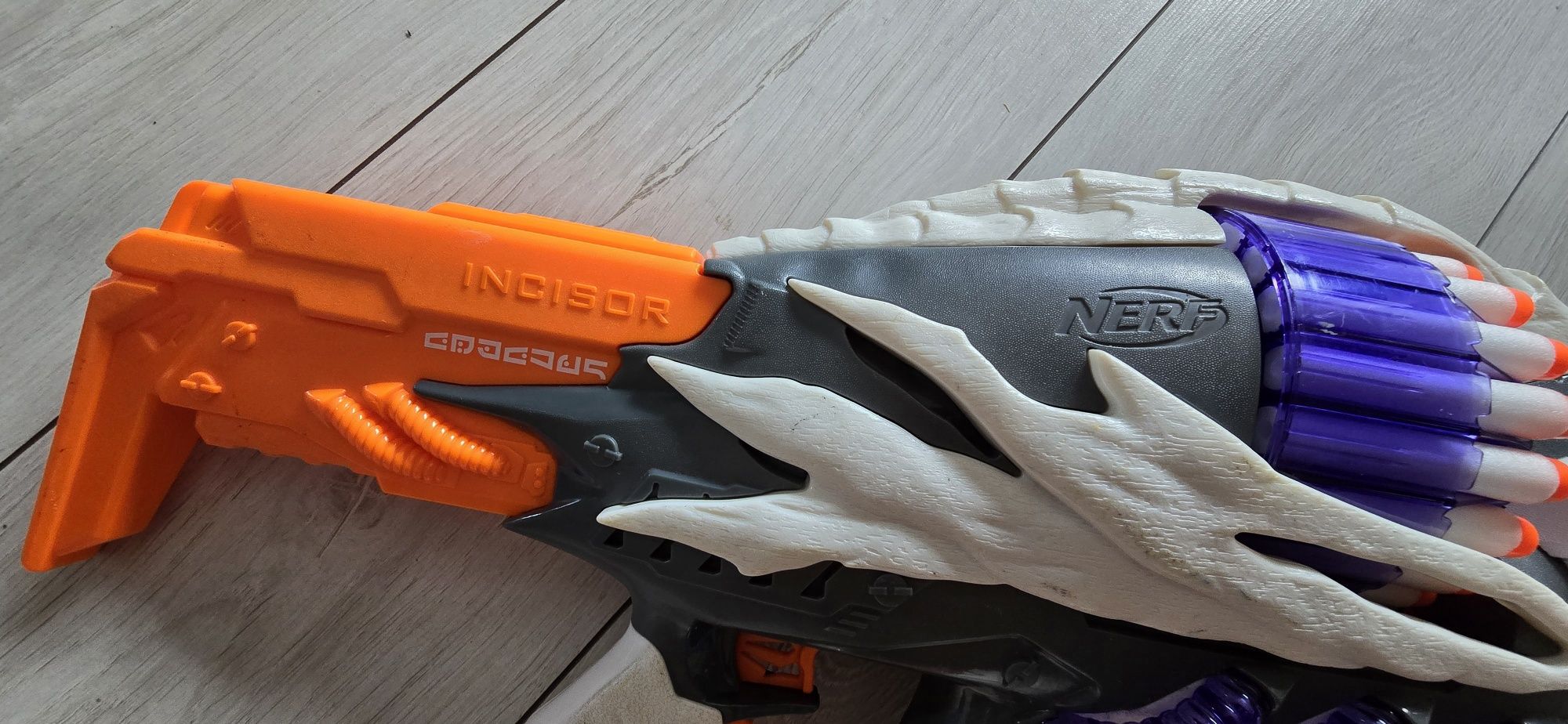Nerf INCISOR z pełnym magazynkiem