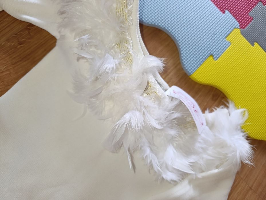 Biala sukienka dzianinowa midi prążek futerko hit rozcięcie