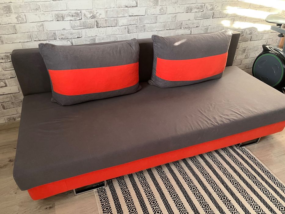 Kanapa rozkładana z pojemnikiem na pościel