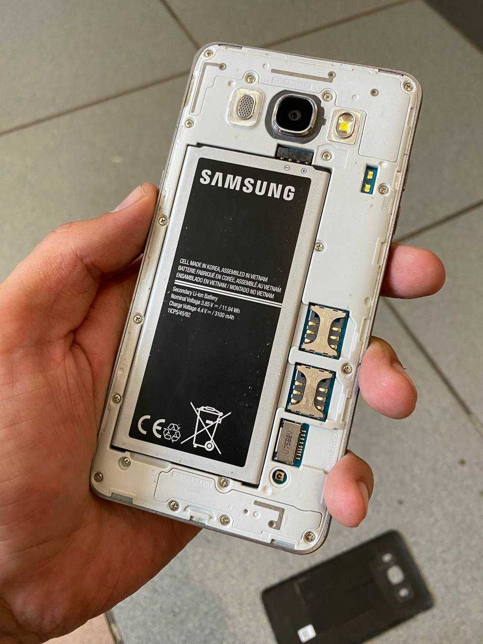 Смартфон Samsung SM-J510H Galaxy J5 (2016)