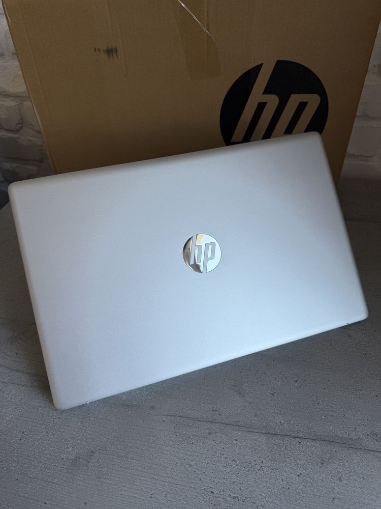HP 17.3' FHD IPS, i5-1235U, 12GB RAM, 512GB SSD